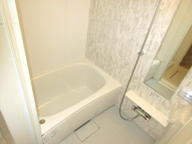 アヴァンス中村南の浴室