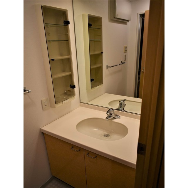 白金台アパートメントの洗面所