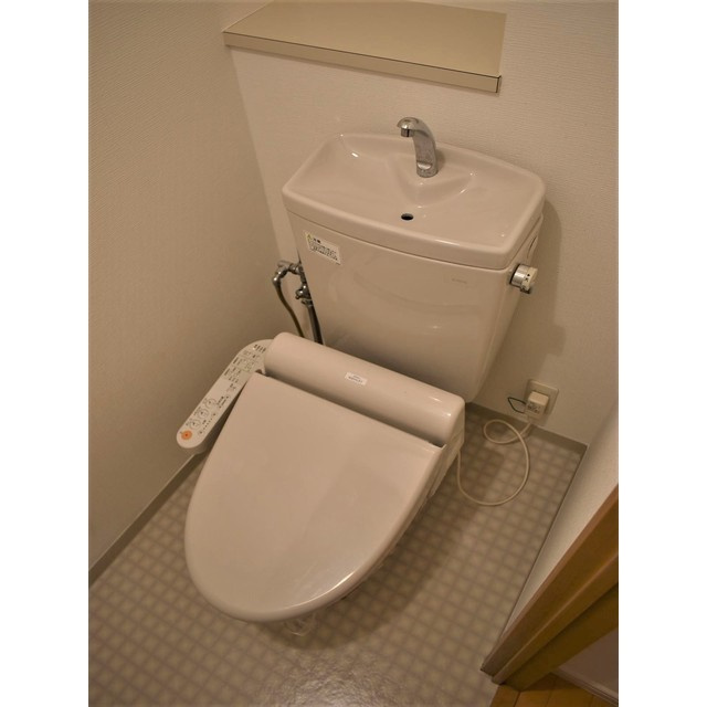 白金台アパートメントのトイレ