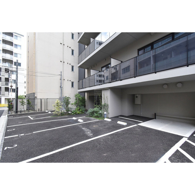 オーパスホームズ三田の駐車場