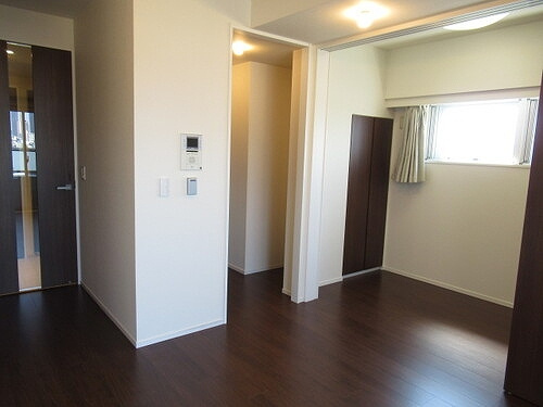 クオリア三田の居間・リビング|リビング（別角度）