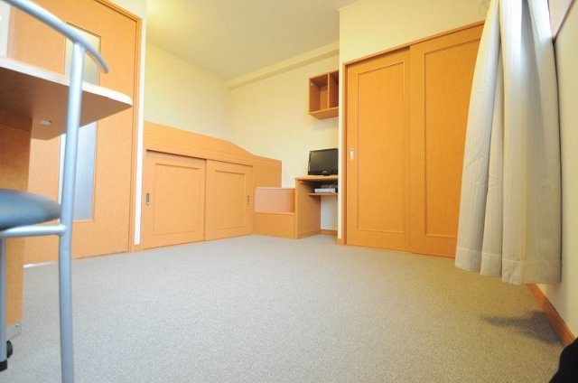 レオパレス高羽の居間・リビング|２Ｆカーペット。