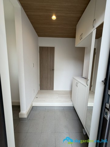 秦野市堀山下3期　新築戸建　全7棟5号棟の玄関