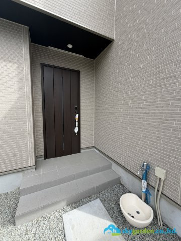 秦野市堀山下3期　新築戸建　全7棟5号棟の玄関
