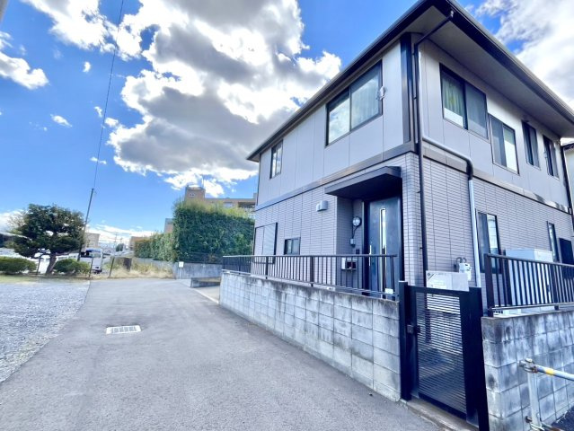 【中古戸建】本庄市小島南1丁目の外観|■外観｜土日のご見学はもちろん、平日・夜間のご案内も大歓迎です♪「今から見たい」や「仕事終わりに見たい」にもご対応できますのでお気軽にお問い合わせください♪