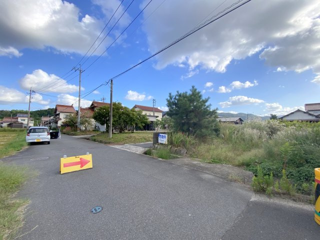 安来市飯梨町土地の前面道路含む現地写真|北東側　前面道路幅員約5.3ｍ（建築基準法42条1項1号道路）
南東側　前面道路幅員約3ｍ（建築基準法上の道路該当なし）