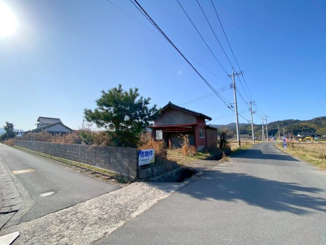 安来市飯梨町土地の前面道路含む現地写真|北東側　前面道路幅員約5.3ｍ（建築基準法42条1項1号道路）
南東側　前面道路幅員約3ｍ（建築基準法上の道路該当なし）