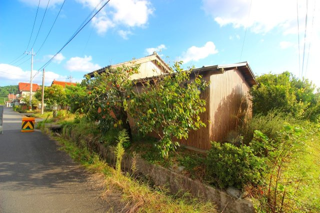 安来市飯梨町土地の外観|現状倉庫約12.98坪がございます。現状渡しとなります。