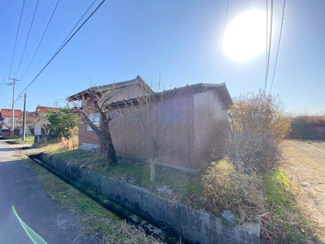 安来市飯梨町土地の外観|現状倉庫約12.98坪がございます。現状渡しとなります。