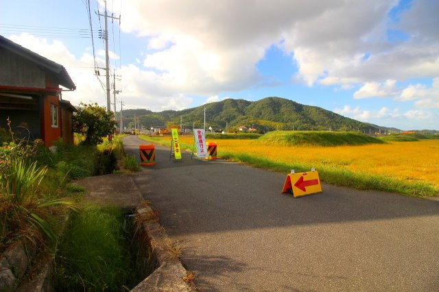 安来市飯梨町土地の前面道路含む現地写真|前面道路は幅員約5.3ｍと広く、車の運転に不安がある方も安心して家まで帰ることができます。
