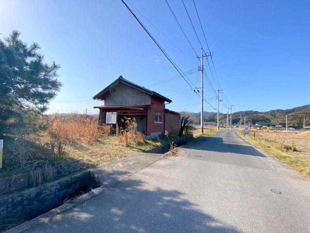 安来市飯梨町土地の前面道路含む現地写真|前面道路は幅員約5.3ｍと広く、車の運転に不安がある方も安心して家まで帰ることができます。