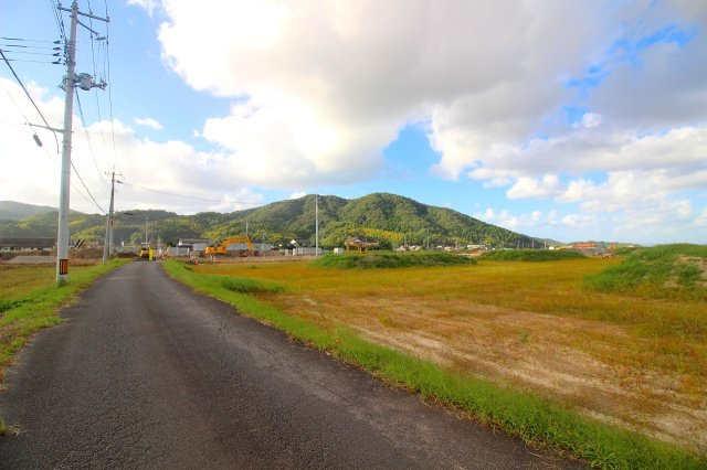 安来市飯梨町土地のその他|田園風景を超えて生活道路までアクセスするかたちになります。