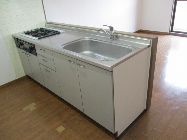 コーポ・サンガイアのキッチン|コンパクトなキッチンで掃除もラクラク