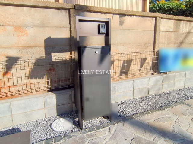 草加市瀬崎5丁目 新築分譲住宅 全3棟 1号棟のその他|インターホン機能・宅配BOX付き門柱