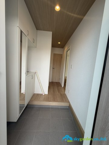 秦野市堀山下3期　新築戸建　全7棟4号棟の玄関