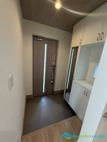 秦野市堀山下3期　新築戸建　全7棟4号棟の玄関