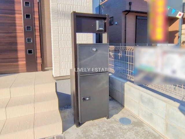 草加市瀬崎5丁目 新築分譲住宅 全3棟 2号棟のその他|インターホン機能・宅配BOX付き門柱