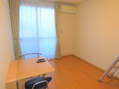 【居間・リビング】 | レオパレスカンテサンス | 家具家電が備え付けのお部屋です