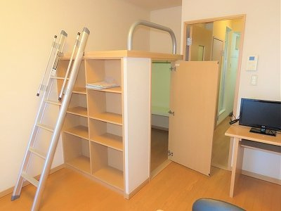 【内装】 | レオパレスカンテサンス | 本棚、ベッド下収納あり