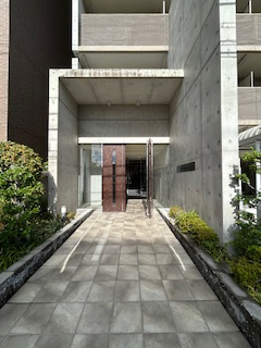 MDI.J Esaka Courtのエントランス|落ち着いたエントランスです