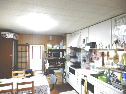 長生郡白子町浜宿　中古戸建の居間・リビング|敷地約203坪 南側田園地帯で日当たり風通しが良いです。倉庫兼作業所（未登記）都市ガス上下水