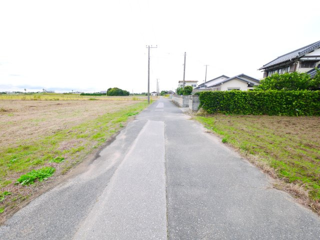 長生郡白子町浜宿　中古戸建の前面道路含む現地写真|敷地約203坪 南側田園地帯で日当たり風通しが良いです。倉庫兼作業所（未登記）都市ガス上下水