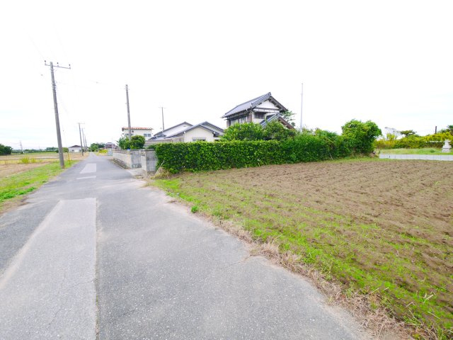 長生郡白子町浜宿　中古戸建の前面道路含む現地写真|敷地約203坪 南側田園地帯で日当たり風通しが良いです。倉庫兼作業所（未登記）都市ガス上下水