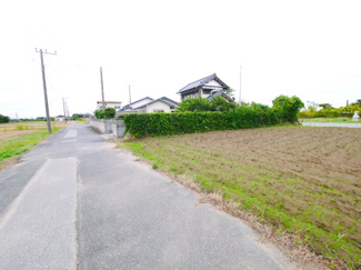 【前面道路含む現地写真】 | 長生郡白子町浜宿　中古戸建 | 敷地約203坪 南側田園地帯で日当たり風通しが良いです。倉庫兼作業所（未登記）都市ガス上下水