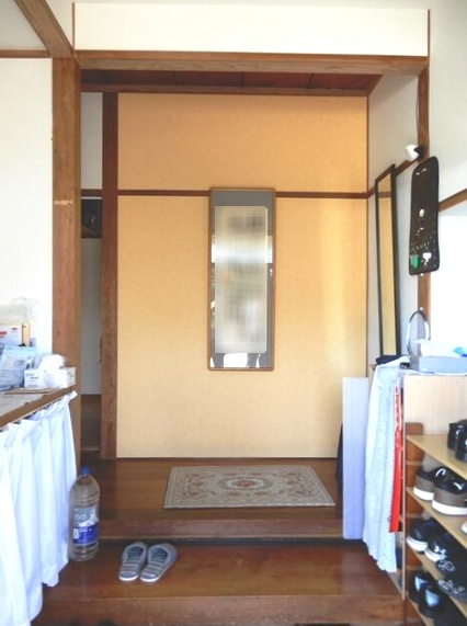 長生郡白子町浜宿　中古戸建の玄関|敷地約203坪 南側田園地帯で日当たり風通しが良いです。倉庫兼作業所（未登記）都市ガス上下水