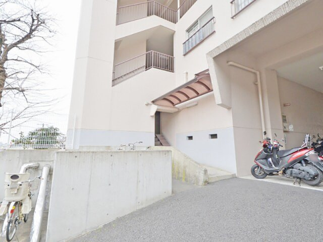 千里関大前コーポラスB棟のエントランス