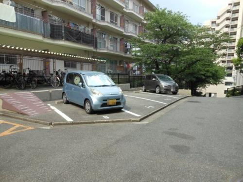 千里関大前コーポラスB棟の駐車場