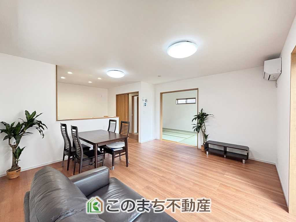 いろどりアイタウン那須塩原市並木町23-P1の居間・リビング|開放感のある広々としたリビング☆家族みんなでゆったりくつろげます♪
南側から暖かな日差しが差し込みます♪キッチンからリビングの様子がよく見渡せます☆