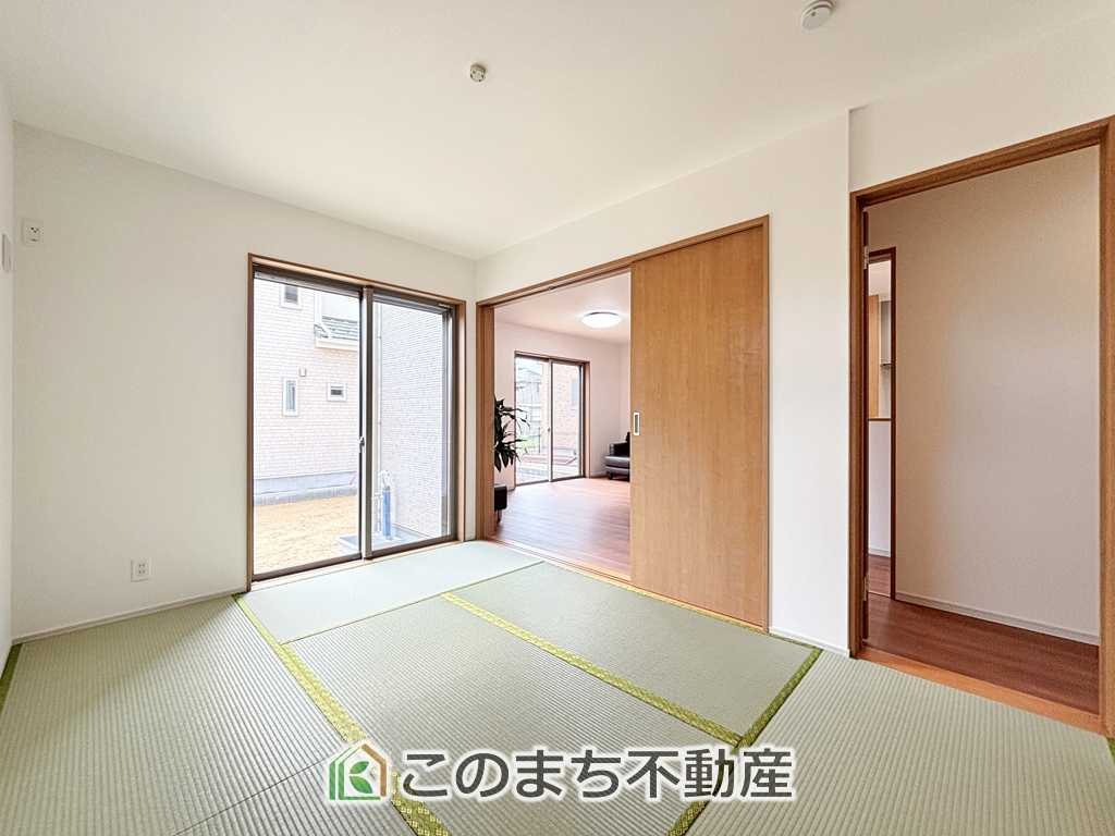 いろどりアイタウン那須塩原市並木町23-P1の和室|お子様のお昼寝にも便利な和室です。大きな窓から暖かな日差しが差し込みます♪
