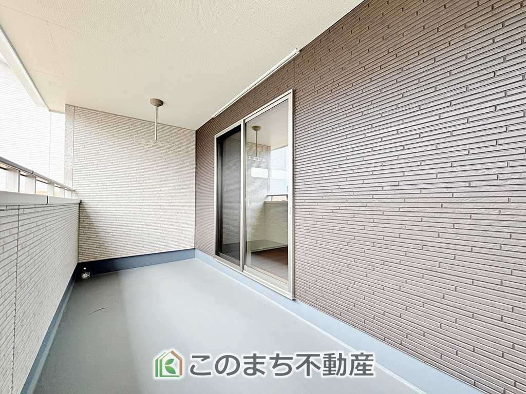いろどりアイタウン那須塩原市並木町23-P1のバルコニー|南向きの大型バルコニーは陽当り良好で、たっぷりのお洗濯物もよく乾きます！
さらにインナーバルコニーなので雨の日でも安心してお出かけできますね♪