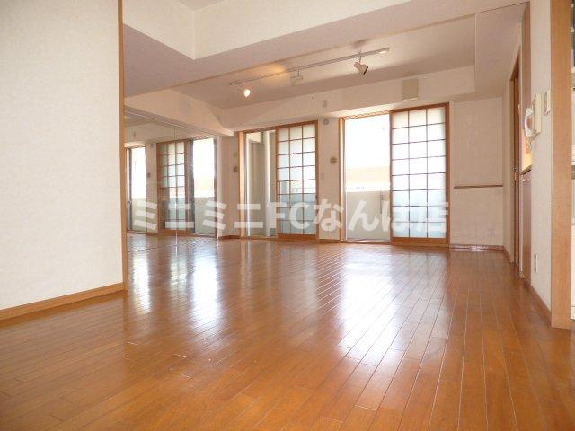 大阪市西区南堀江４丁目の賃貸マンションの居間・リビング