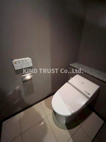 グランフロント大阪オーナーズタワーのトイレ|落ち着いた色調のトイレです