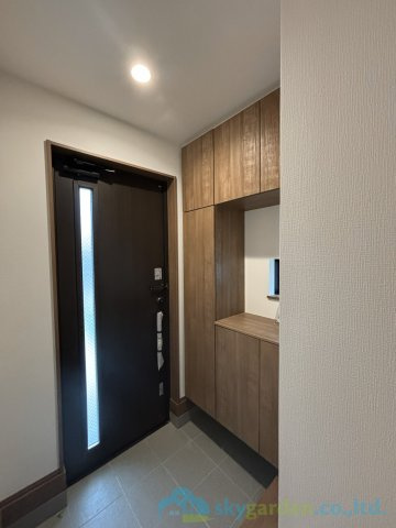 平塚市西八幡4丁目　新築戸建　全2棟B号棟の玄関