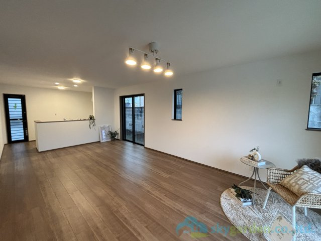 平塚市西八幡4丁目　新築戸建　全2棟B号棟の居間・リビング