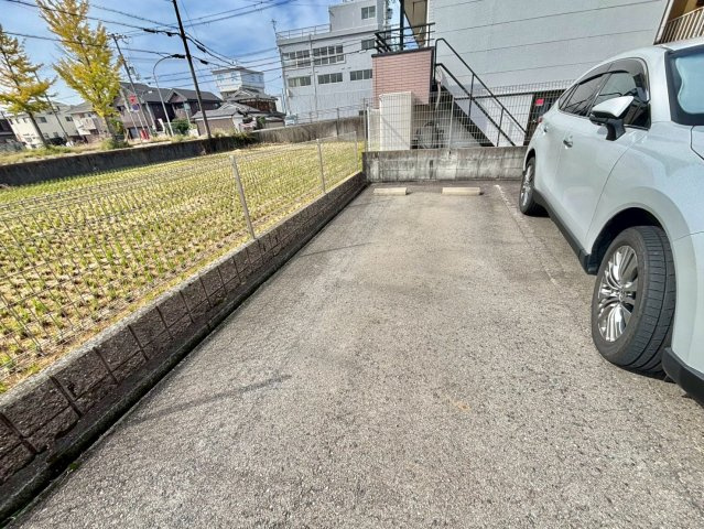 フルーレの駐車場