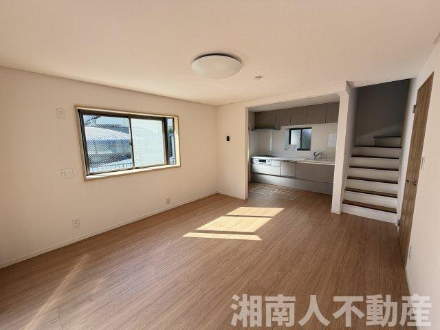 逗子市沼間３丁目４－１７戸建ての居間・リビング|おしゃれな居間です