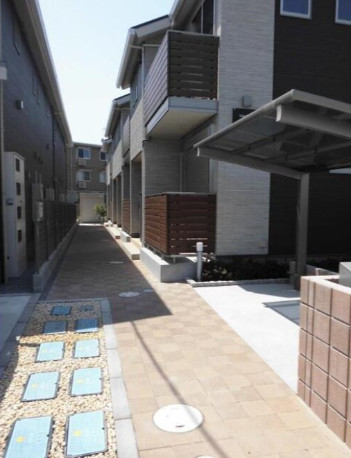 八潮市大瀬３丁目のアパートのエントランス