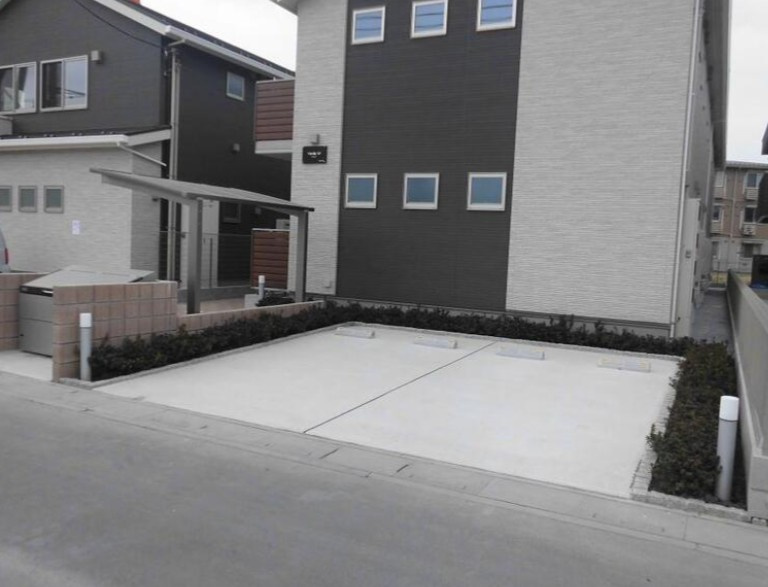 八潮市大瀬３丁目のアパートの駐車場