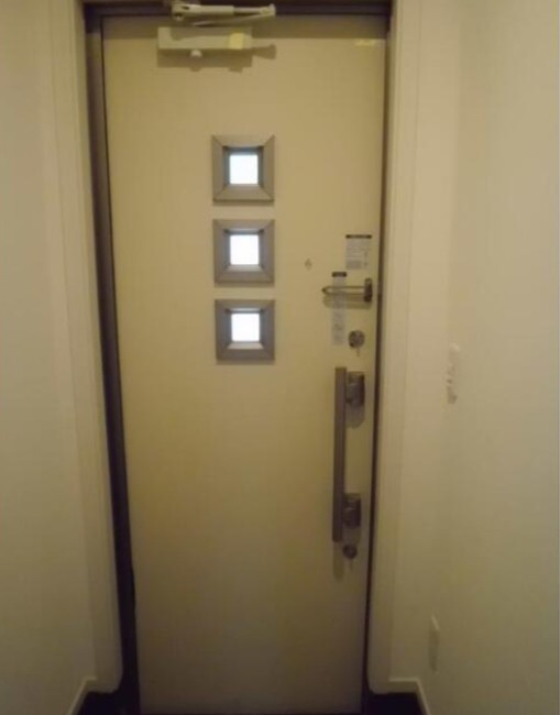 八潮市大瀬３丁目のアパートの玄関