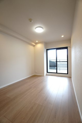 【洋室】 | 【上質リノベ】パークヒルズ中須公園 | 【洋室約6.7帖】
心と体をゆったりと安らげる主寝室。
寝室のゆとりが大きい分だけ、
暮らしの安らぎは深まります。
一日の疲れを癒すだけでなく、
ご夫婦の親密な語らいを紡ぎ出します。