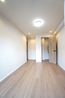 【洋室】 | 【上質リノベ】パークヒルズ中須公園 | 【洋室約6.7帖】
どんな家具や敷物でも部屋に馴染みやすく、
コーディネートがし易そうですね。
配置も柔軟に対応できるので身の回りの整理もし易い！
自分好みの空間に出来そうですね！