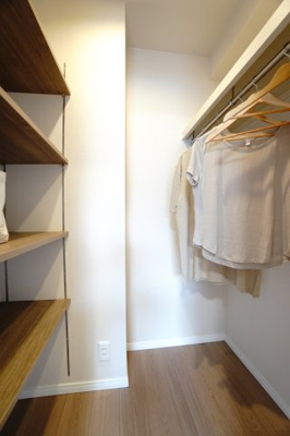 【収納】 | 【上質リノベ】パークヒルズ中須公園 | 【約1.1帖WIC】
洋室約6.7帖に備えられたウォークインクローゼットは
スペースにも余裕があり、高さ調節が自在な可動式ラックも装備。
電源もあり、使い勝手が良さそうです！