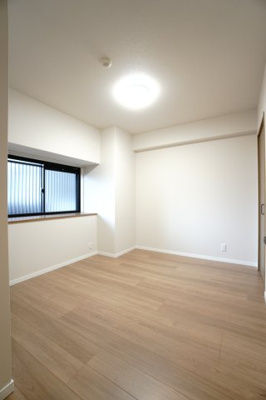 【洋室】 | 【上質リノベ】パークヒルズ中須公園 | 【洋室約5.6帖】
居室にはクローゼットを完備。
自由度の高い家具の配置が叶うシンプルな空間です。
お子様の成長と人数と共に必要になる
子供部屋にもぴったりの間取りですね。