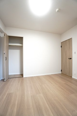 【洋室】 | 【上質リノベ】パークヒルズ中須公園 | 【洋室約5.6帖】
こども部屋をコーディネート！このぐらいの広さがあれば、 
お子さんの好きな色やモチーフを使ったコーディネートで、
勉強もお片付けも全部楽しいお気に入りの空間にしていけそうですね！