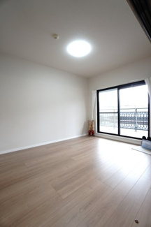 【洋室】 | 【上質リノベ】パークヒルズ中須公園 | 【洋室約6.0帖】
在宅勤務・リモートワークの書斎や、
趣味やくつろぎのスペースとしても。
家族と一緒に楽しい時間を過ごす中にも、
一人でくつろげる時間と場所は特に良いですね。