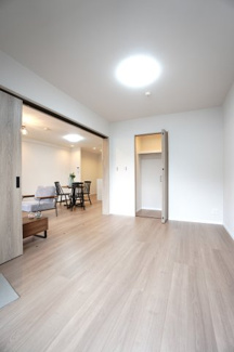 【洋室】 | 【上質リノベ】パークヒルズ中須公園 | 【洋室約6.0帖】
将来、ライフスタイルや家族構成が変わった時等、
第2子供部屋としても活用できそうですね！
勿論、壁掛けエアコンも取付が出来ますので、
快適な居室環境で過ごせそうです！